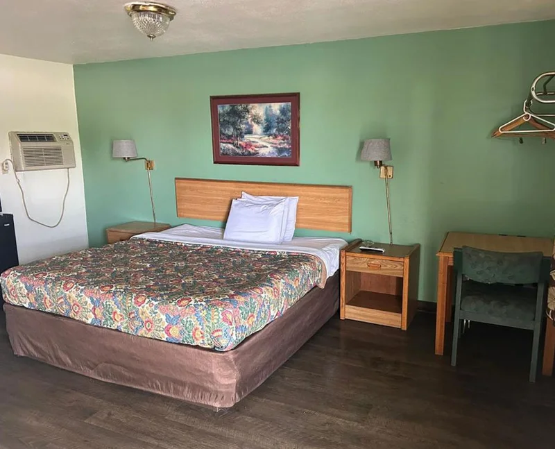 One-bed guest room at Hillcrest Motel